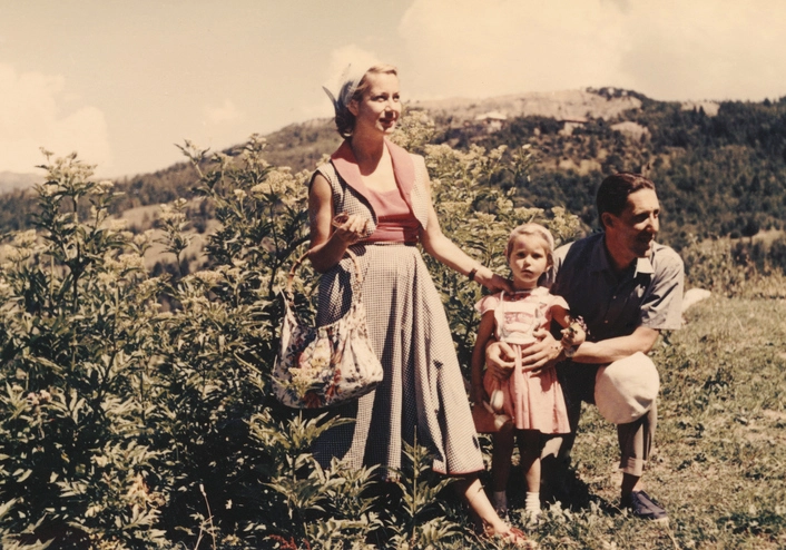 Image of happy Dateable family outdoors for a picnic.